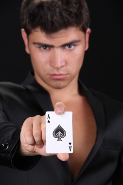 Dört as tutan genç adam cool, kartları karıştır
