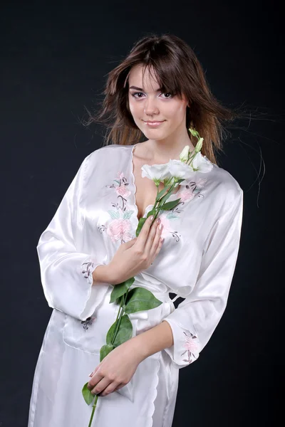 Spa, hermosa mujer en túnica oriental con flores — Foto de Stock