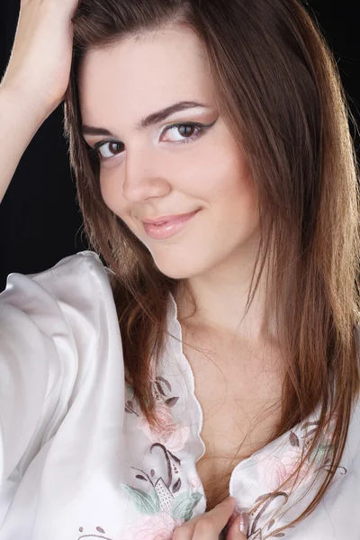 Porträtt av en vacker leende ung flicka på svart bakgrund, — Stockfoto