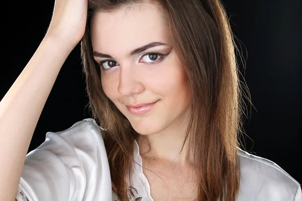 Güzel bir kadın model siyah arka plan üzerine portresi — Stok fotoğraf