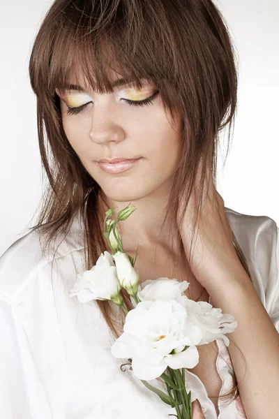 Schöne Frau mit Blume isoliert auf weißem Hintergrund — Stockfoto