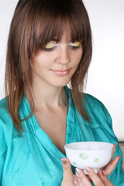Kadın kupa ile oryantal elbise içinde — Stok fotoğraf