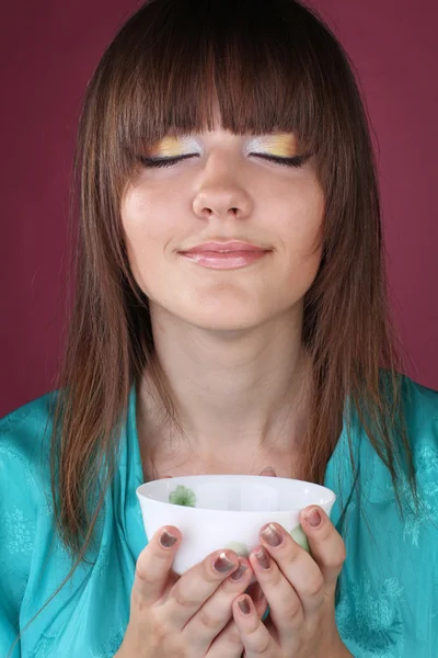 Vychutnejte si lahodné aroma čaj z konvice — Stock fotografie