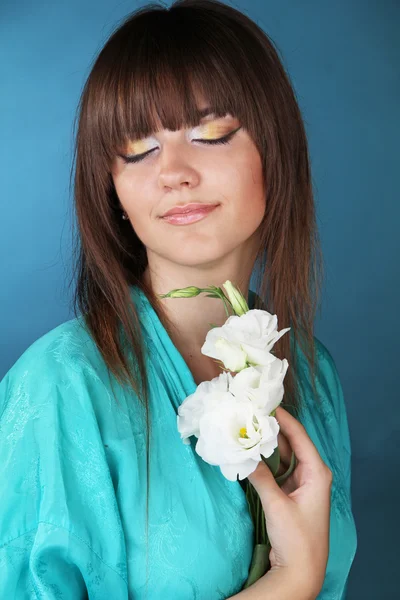 Portret van een prachtige Oosterse meisje met een bloemen in de hand — Stockfoto