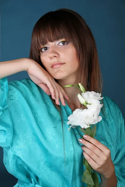 Retrato de uma bela menina oriental com flores na mão — Fotografia de Stock