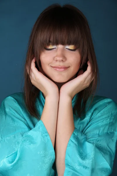 Vacker flicka i gröna orientaliska mantel — Stockfoto