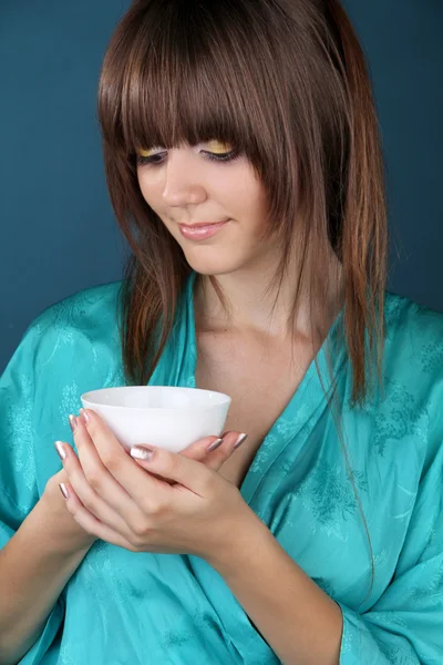 Chá bebendo com mulher bonita — Fotografia de Stock