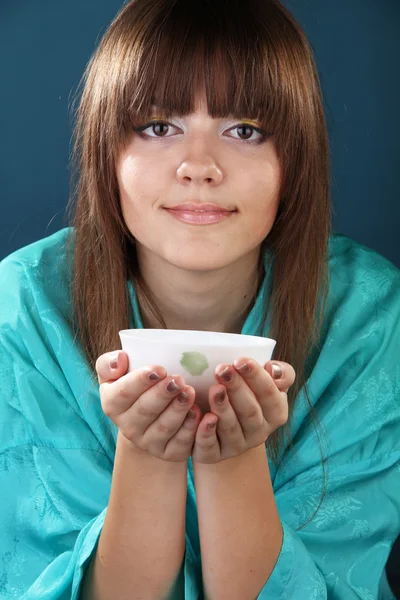 Chá bebendo com mulher bonita — Fotografia de Stock