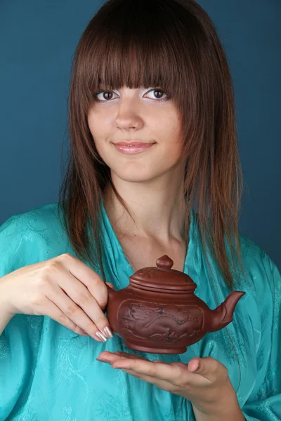 Cerimonia del tè con bella giovane donna — Foto Stock