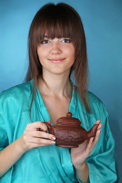 Teezeremonie mit schöner junger Frau — Stockfoto
