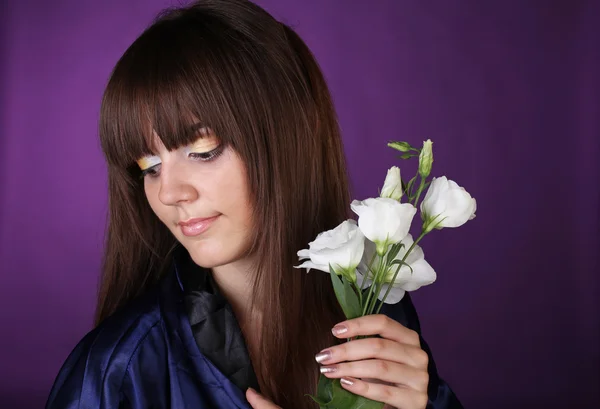 A virágok, a kezét egy gyönyörű lány portréja — Stock Fotó