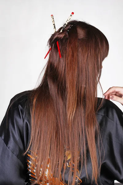 Japanska geisha med röda pinnar — Stockfoto