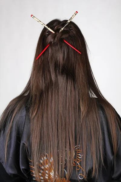 Geisha japonesa con palillos rojos — Foto de Stock