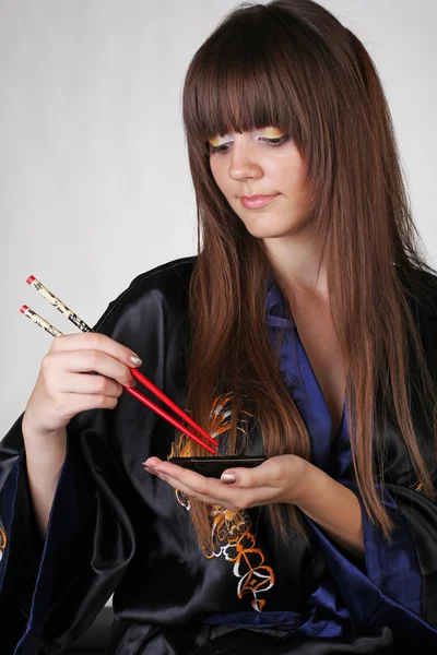 用红色筷子的日本艺妓 — 图库照片
