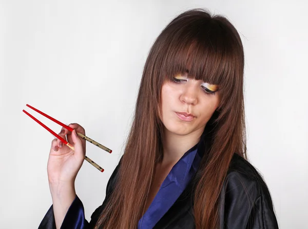 用红色筷子的日本艺妓 — 图库照片