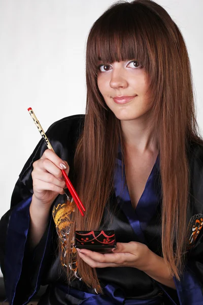 Kvinna i traditionell klädsel med sushi lergods, isolerad på w — Stockfoto