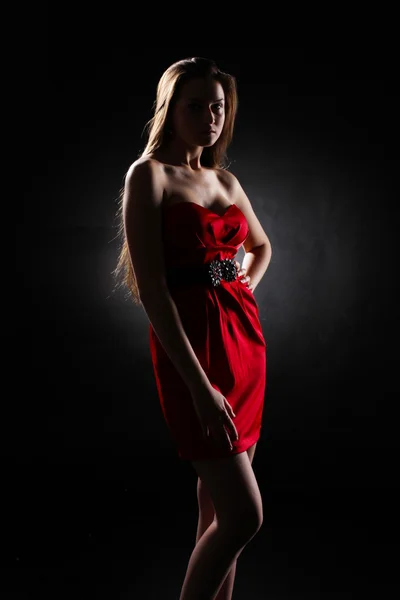 Krásná dívka model představuje na tmavém pozadí — Stockfoto