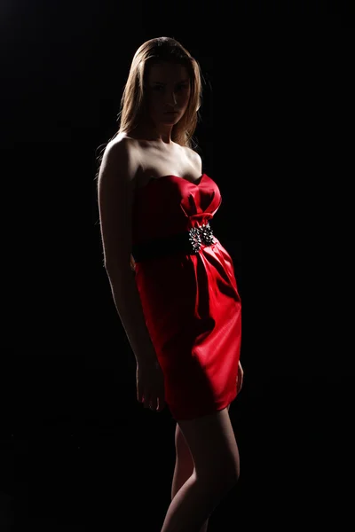 Krásná dívka model představuje na tmavém pozadí — Stock fotografie