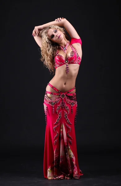 Bella bionda riccia nella danza araba attiva — Foto Stock