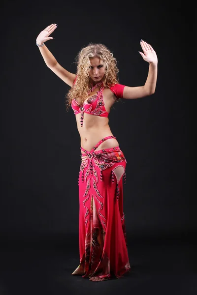 在活跃的阿拉伯舞蹈中美丽的卷曲金发 — 图库照片