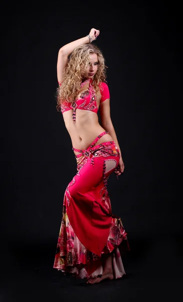 Schöne lockige Blondine im aktiven arabischen Tanz — Stockfoto