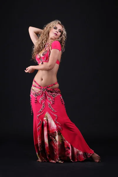 Vacker lockigt blond i den aktiva arabiska dansen — Stockfoto