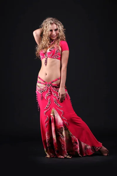 Krásná kudrnatá blondýna v aktivním arabském tance — Stock fotografie