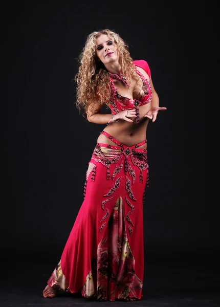 Красивая кудрявая блондинка в активном арабском танце — стоковое фото