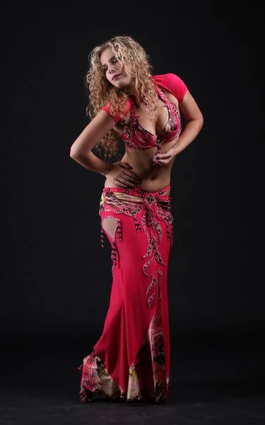 Smuk krøllet blondine i den aktive arabiske dans - Stock-foto