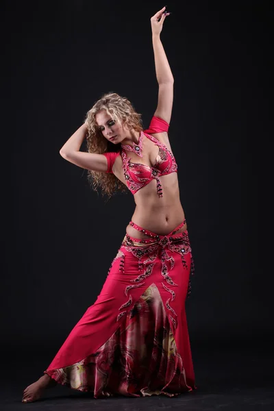 Belle blonde bouclée dans la danse arabe active — Photo