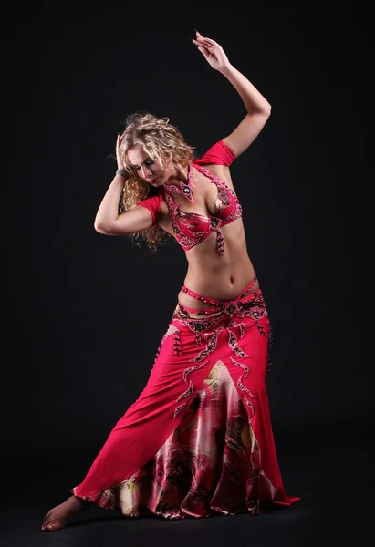 Piękna kręcona blondynka w aktywnym tańcu arabskim — Zdjęcie stockowe
