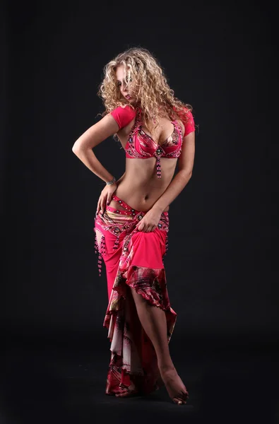Linda loira encaracolada na dança árabe ativa — Fotografia de Stock