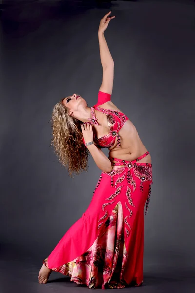Smuk blondine kvinde i den aktive arabiske dans - Stock-foto