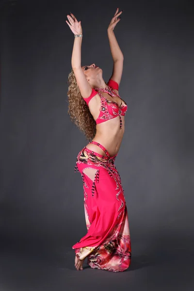 Plan du corps de la danseuse en rouge sur fond noir, égyptienne — Photo