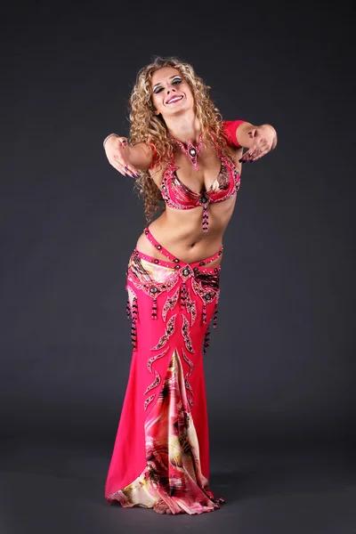 Όμορφη ξανθιά γυναίκα στο ενεργό χορό Άραβας — Φωτογραφία Αρχείου