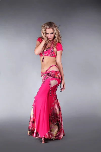 Mulher loira bonita na dança árabe ativa — Fotografia de Stock