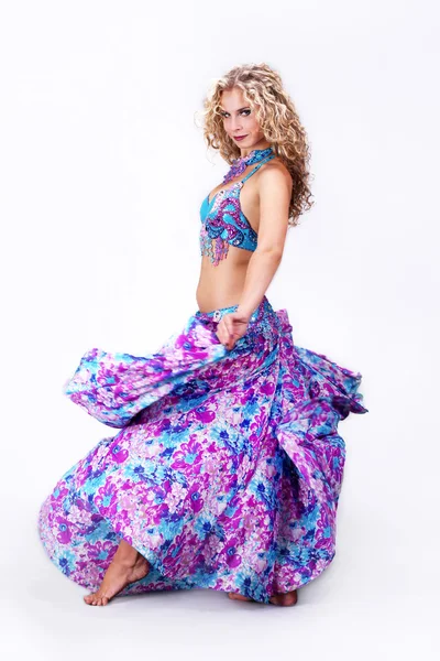 Schöne blonde Frau in der aktiven arabischen Tanz — Stockfoto