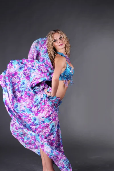 Hermosa mujer rubia en la activa danza árabe — Foto de Stock