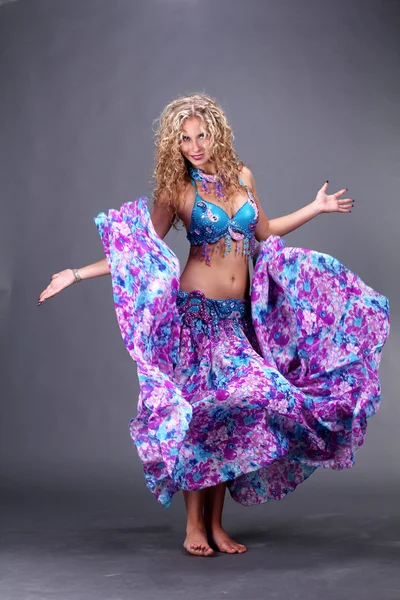 Beautiful blonde woman in the active Arab Dance — Stock Photo, Image