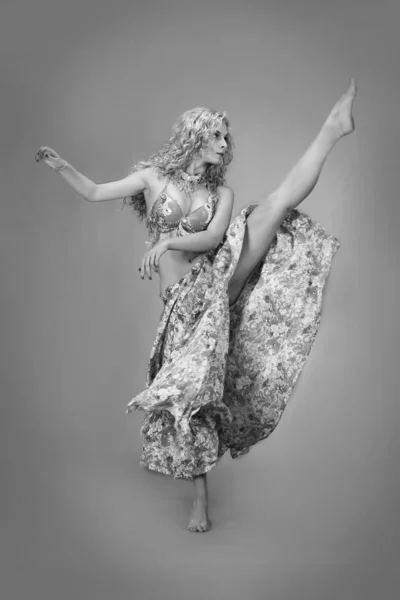 Mulher loira bonita na dança árabe ativa — Fotografia de Stock