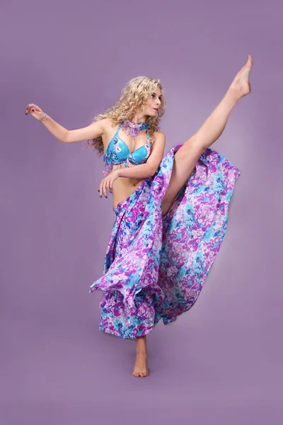 Bella donna bionda nella danza araba attiva — Foto Stock