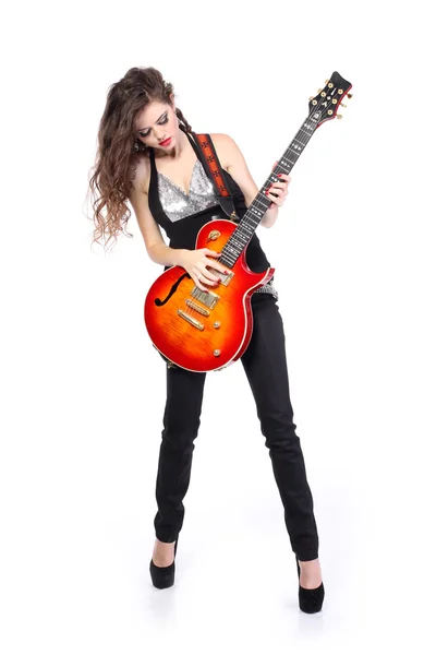 흰색 배경에 고립 하는 기타에 재생 하는 섹시 한 여자 — 스톡 사진