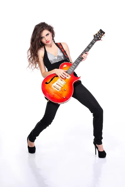 Mulher bonita tocando na guitarra — Fotografia de Stock