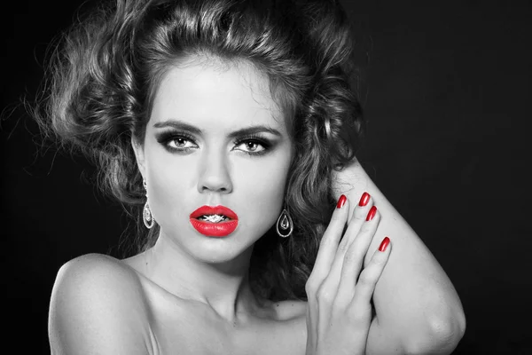 Retro vacker kvinna i klassisk stil med röda läppar — Stockfoto
