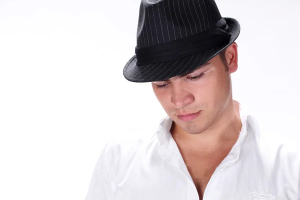 흰색 배경에 포즈 모자에서 초상화 잘생긴 패션 남자 — 스톡 사진