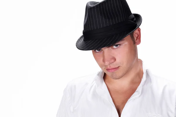 Portret przystojny moda mężczyzna w kapeluszu, pozowanie na białym tle — Zdjęcie stockowe