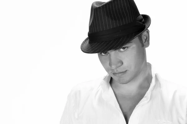 Porträt schöner Modemann mit Hut posiert auf weißem Hintergrund — Stockfoto