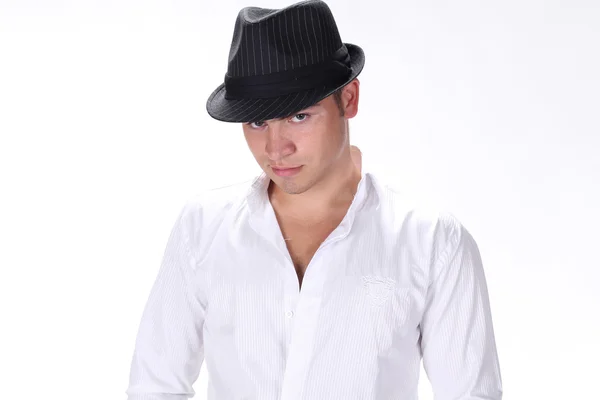 Porträt schöner Modemann mit Hut posiert auf weißem Hintergrund — Stockfoto