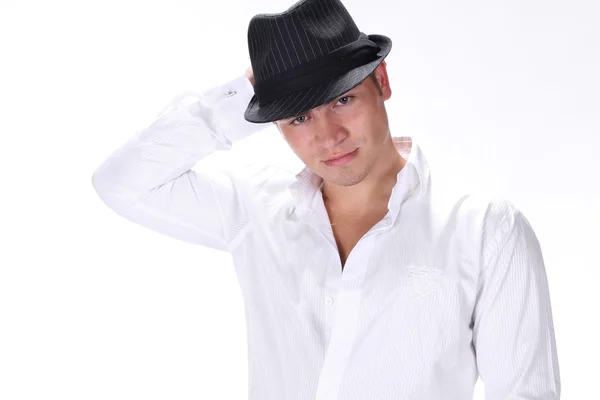 Портрет красивого чоловіка моди в капелюсі позує на білому тлі — стокове фото
