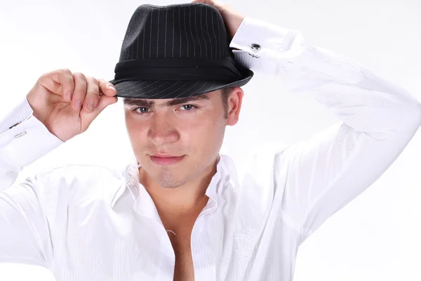 Retrato guapo moda hombre en sombrero posando sobre fondo blanco —  Fotos de Stock